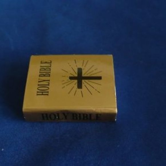 ❤️ Mini Bible Blue n Red Rhinestone Keychain 1 3/4 - Picture 8 of 9